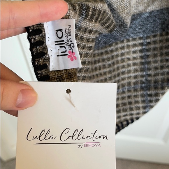 Lulls Collection Shawl - Picture 2 of 3